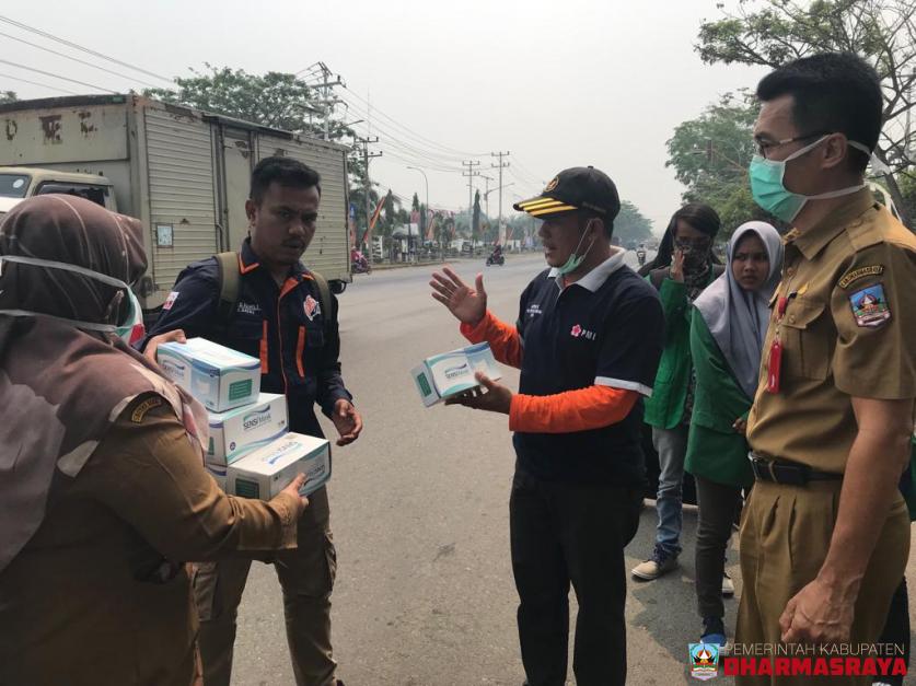 PMI dan DINKES bagi-bagi masker dijalan